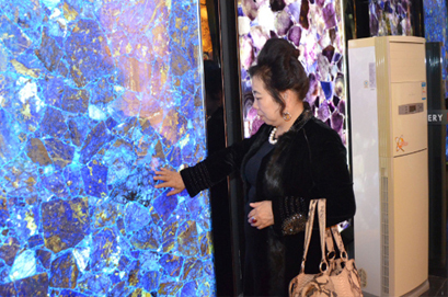 中国艺术家协会会员,中国策划协会艺术委员,当代著名女画家李平原到访